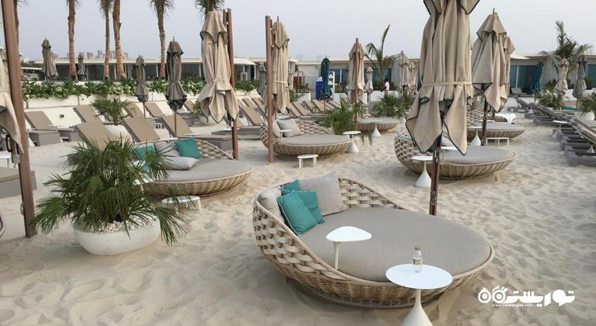 تخت های  استراحت کنار ساحل